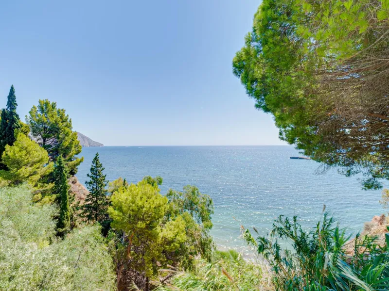 Impressive luxury villa on the sea front