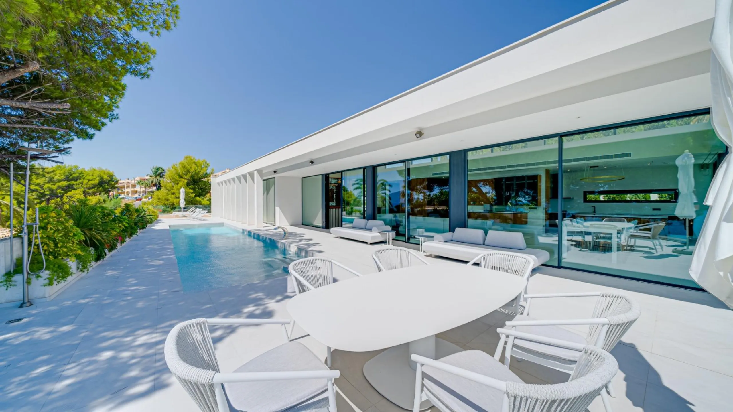 Impressive luxury villa on the sea front