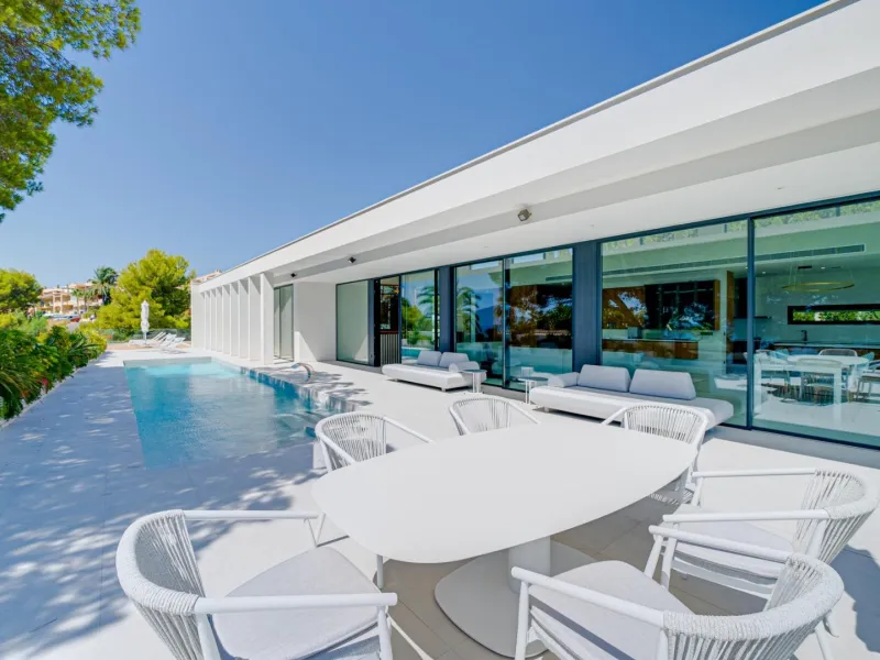 Impressive luxury villa on the sea front