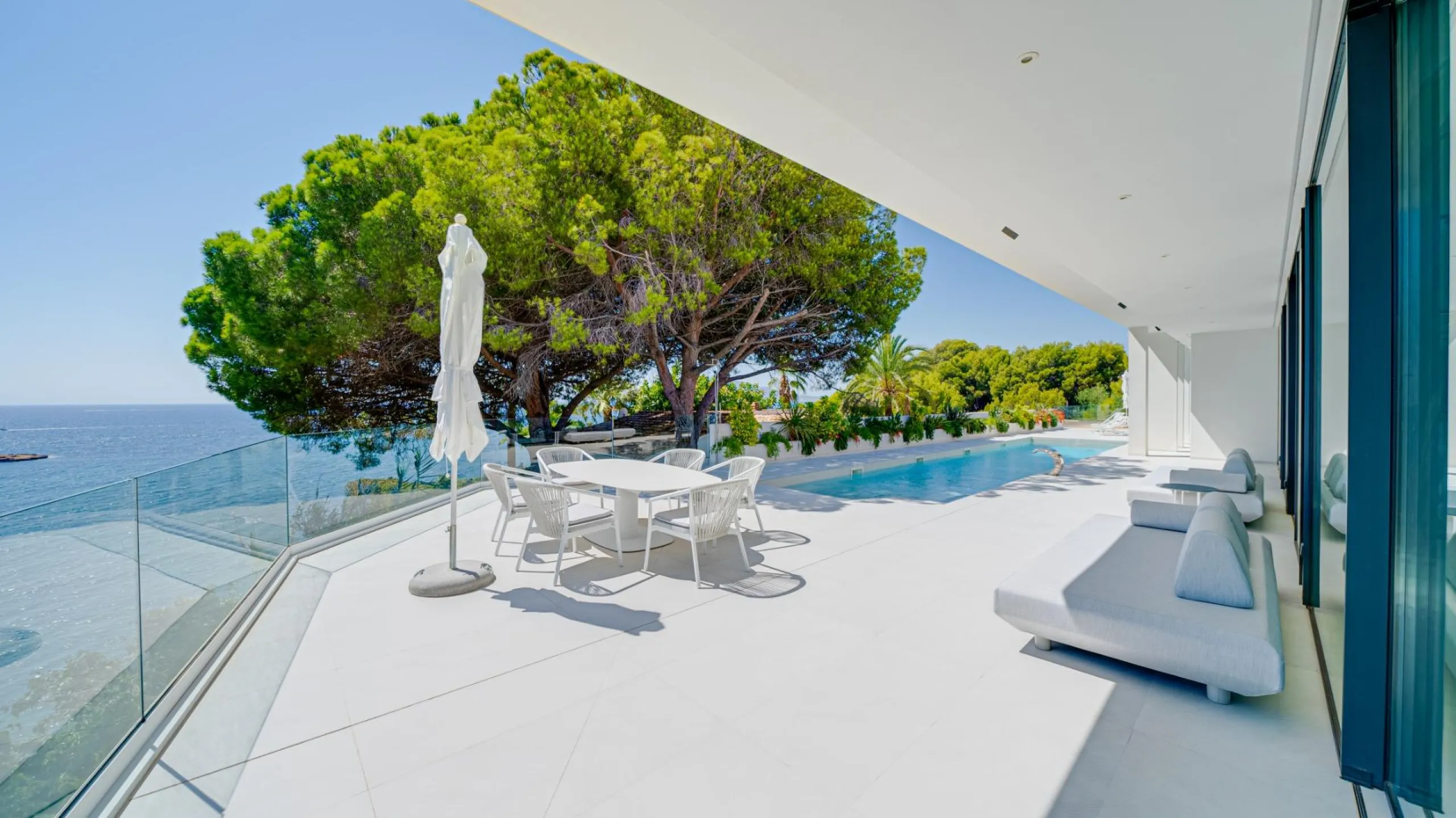 Impressive luxury villa on the sea front