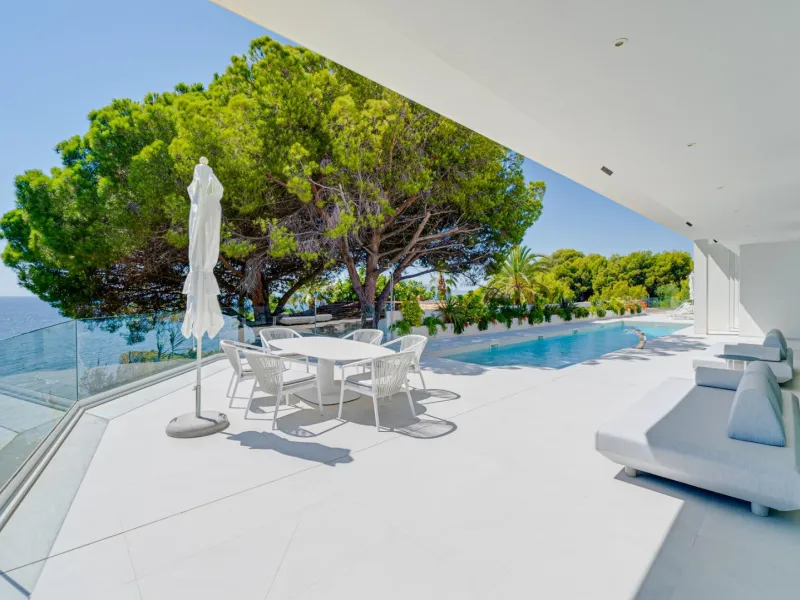 Impressive luxury villa on the sea front