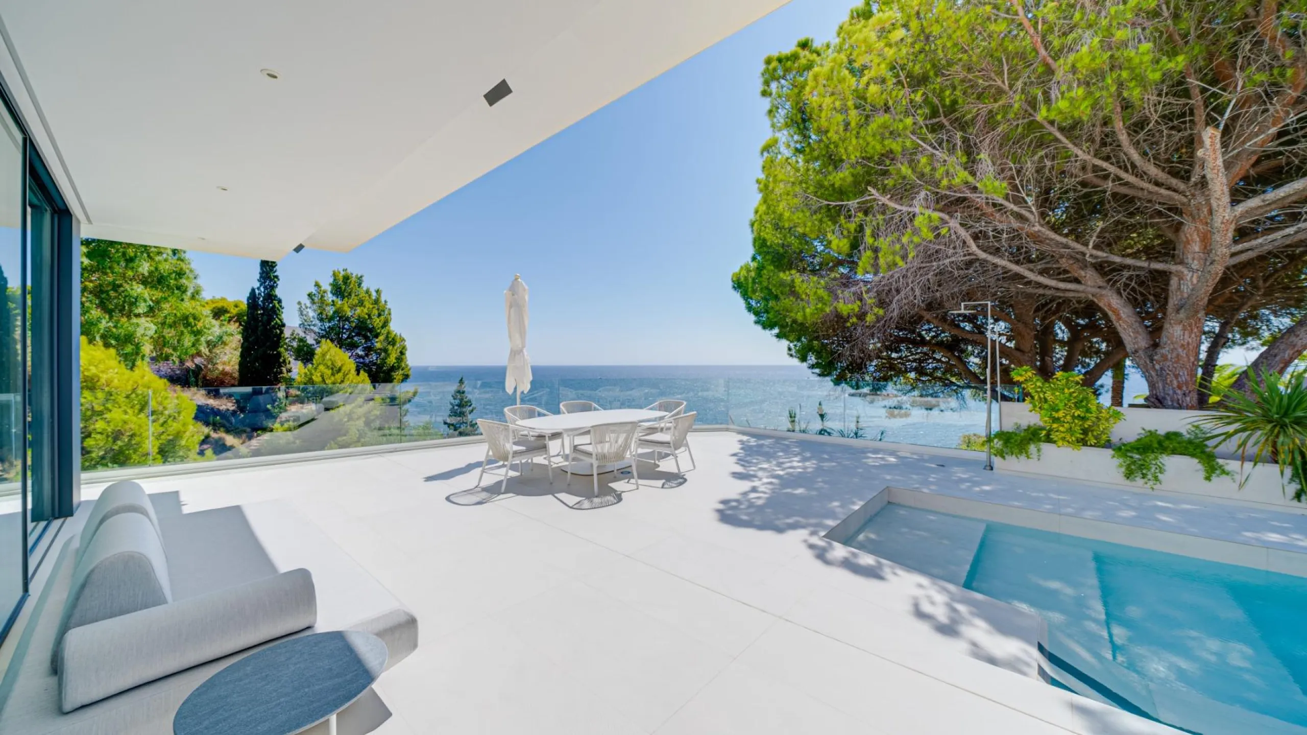 Impressive luxury villa on the sea front