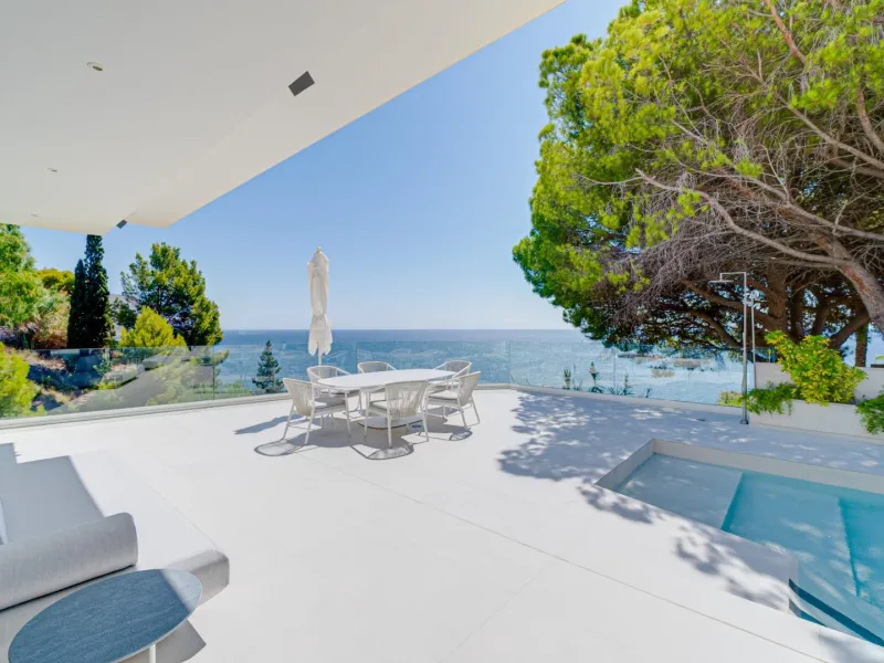 Impressive luxury villa on the sea front