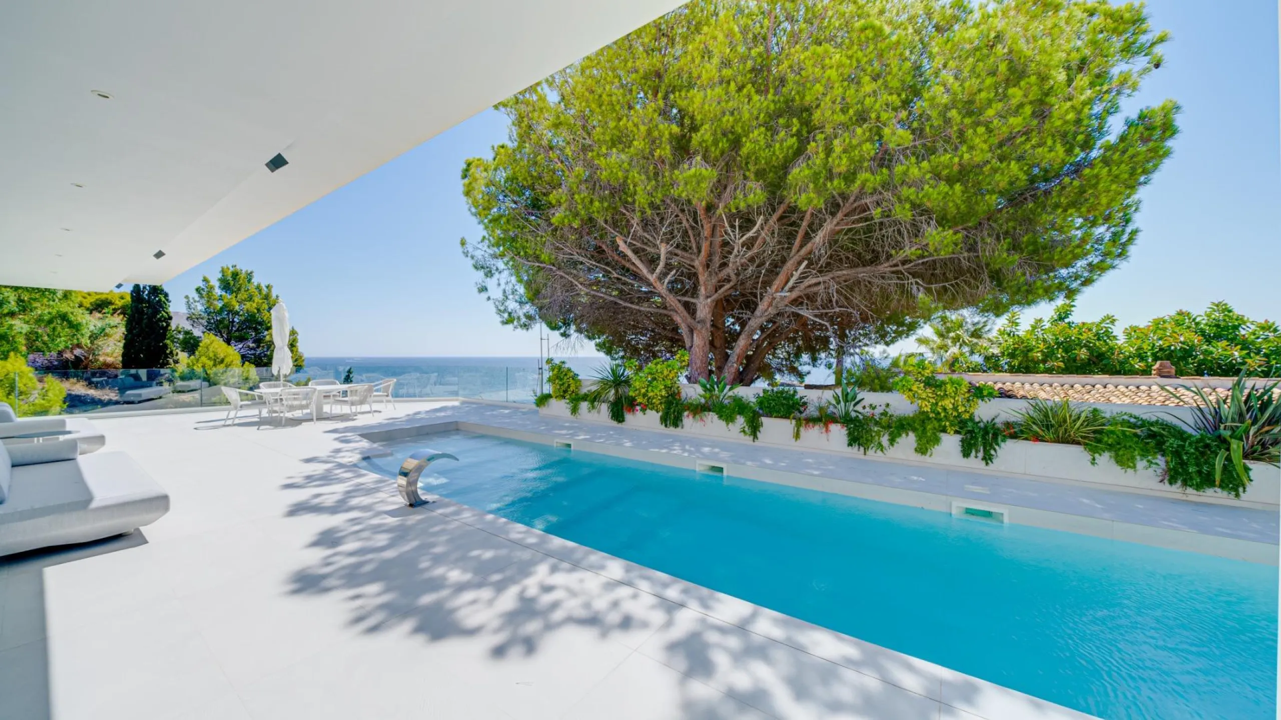 Impressive luxury villa on the sea front