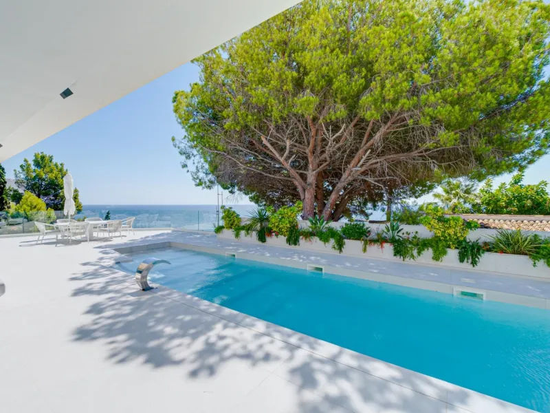 Impressive luxury villa on the sea front