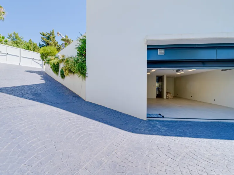 Impressive luxury villa on the sea front
