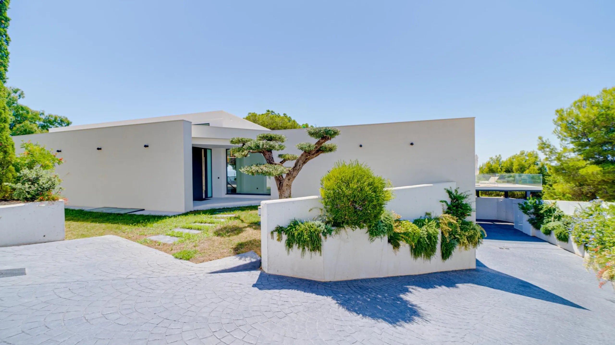 Impressive luxury villa on the sea front