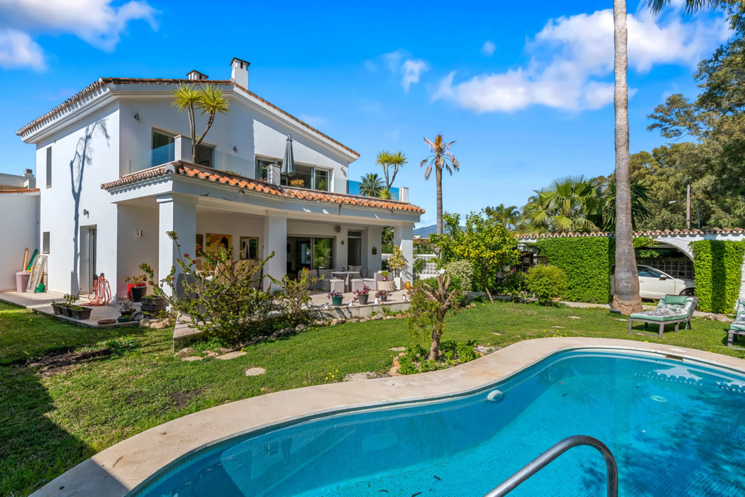 Detached beachside home in San Pedro, set opposite the woodland area and Roman ruins, and within easy walking distance of amenities, the beach, restaurants and the town centre.