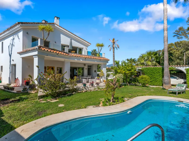 Detached beachside home in San Pedro, set opposite the woodland area and Roman ruins, and within easy walking distance of amenities, the beach, restaurants and the town centre.
