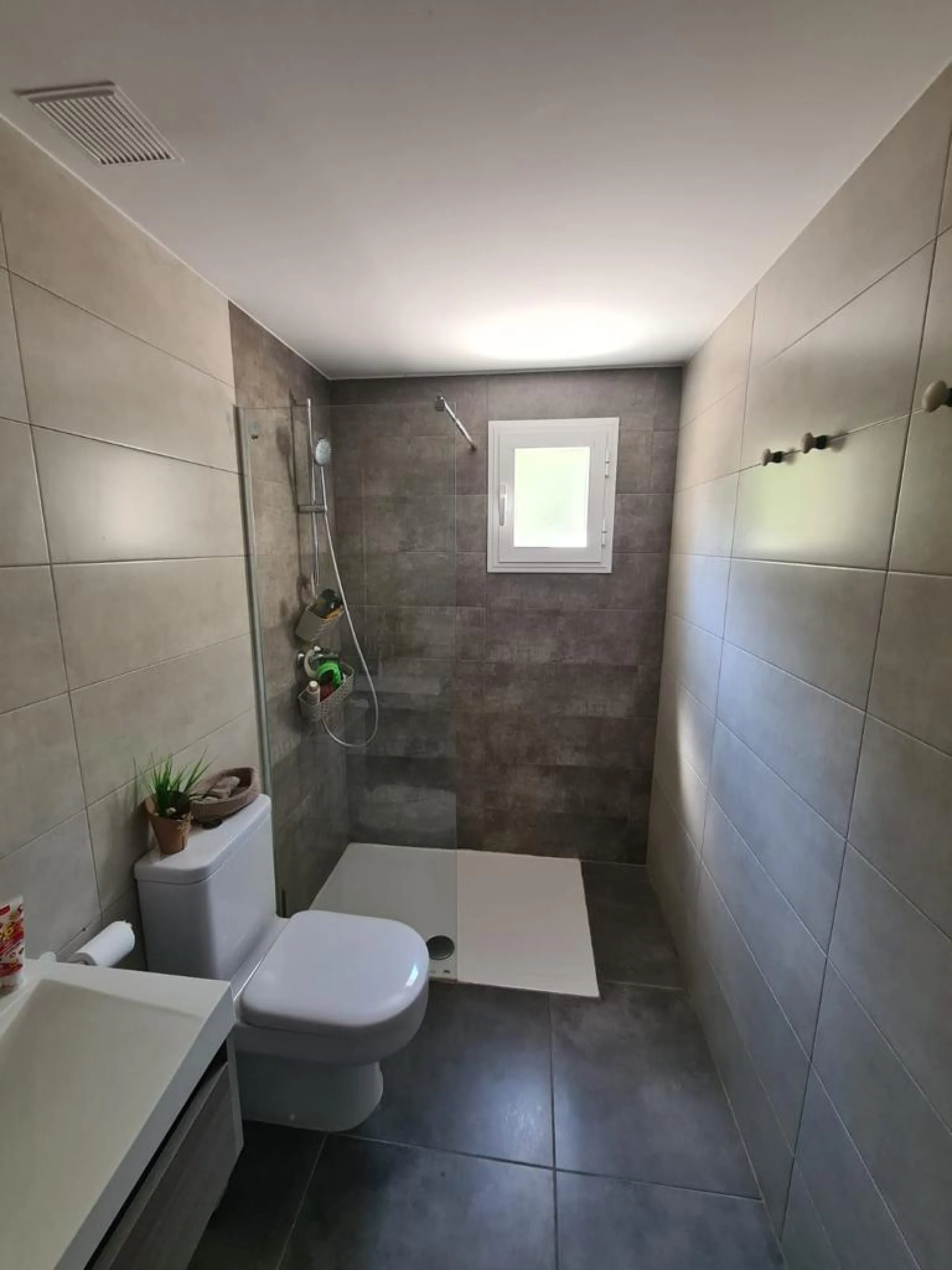 WITH TOURIST LICENSE. 3 BEDROOMS. 2 BATHROOMS. COMMUNAL SWIMMING POOL. BEACH 800 M