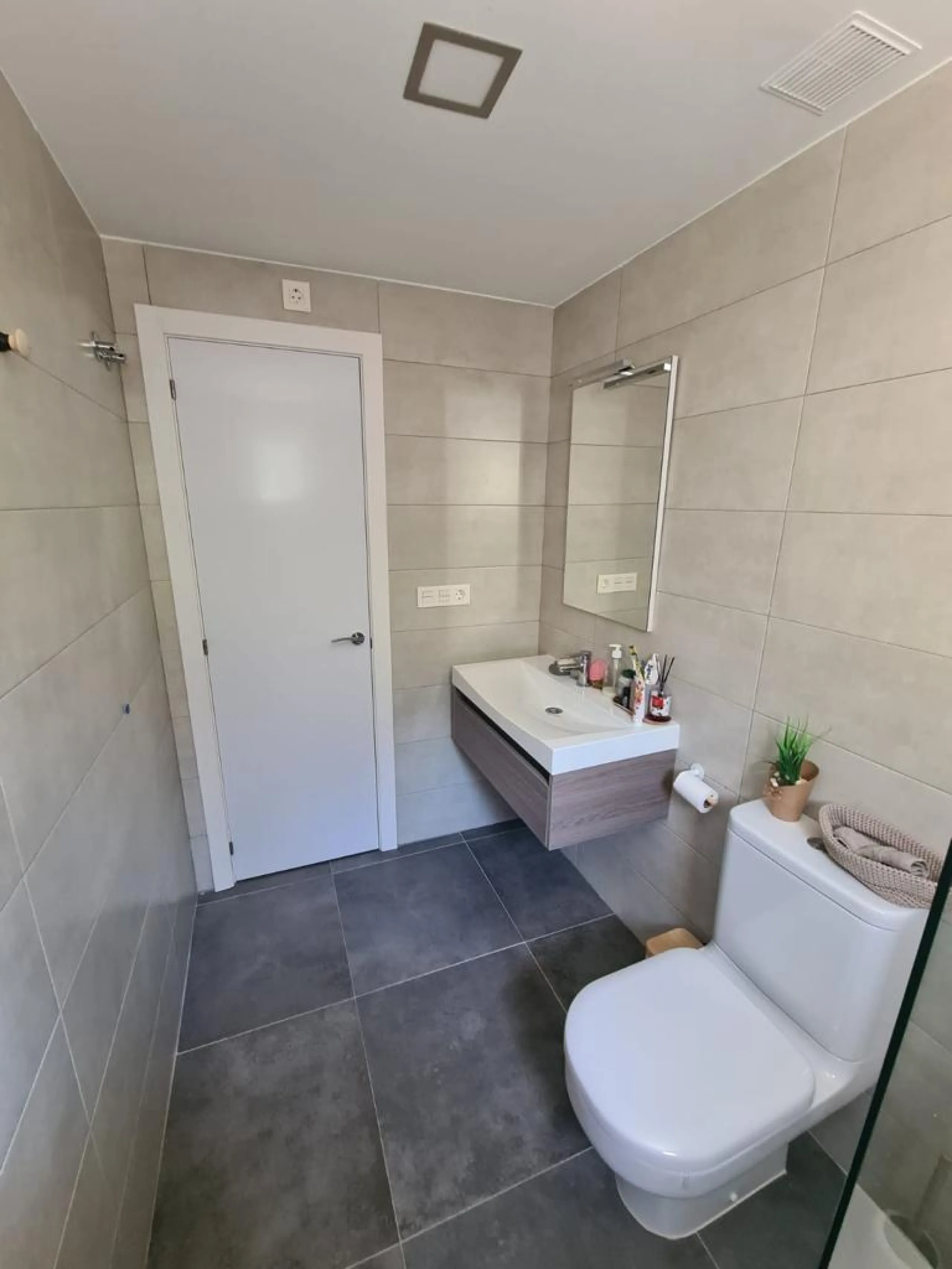 WITH TOURIST LICENSE. 3 BEDROOMS. 2 BATHROOMS. COMMUNAL SWIMMING POOL. BEACH 800 M
