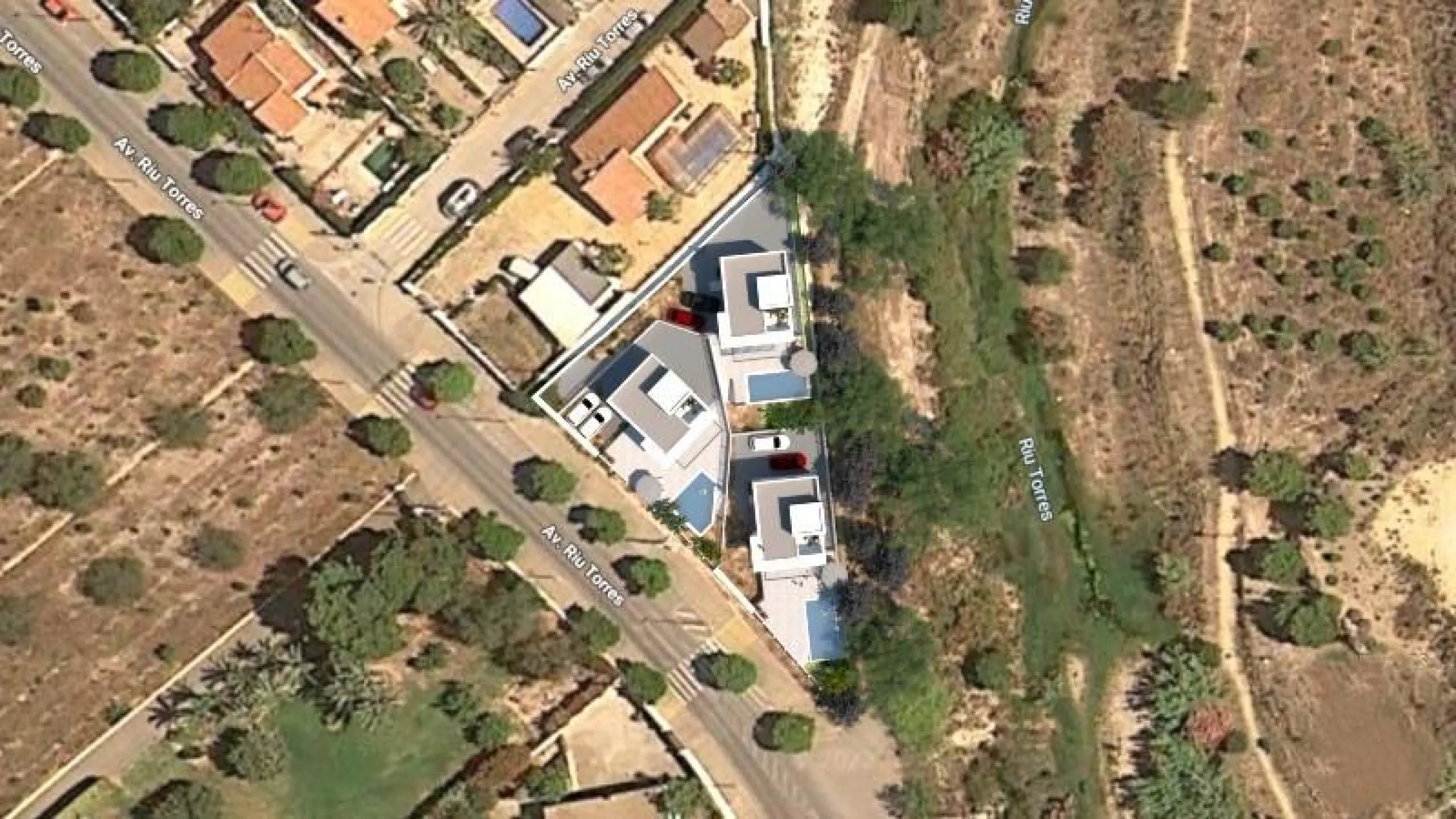 Newly built villa with private pool and next to the sea