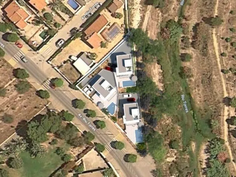 Newly built villa with private pool and next to the sea