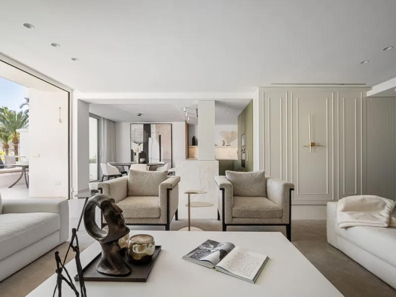 Einzigartiges, nach Süden ausgerichtetes Penthouse in erster Strandlinie – Alhambra del Mar