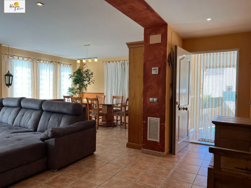 PERFECTO CHALET EN EL BOSQUE DE CHIVA