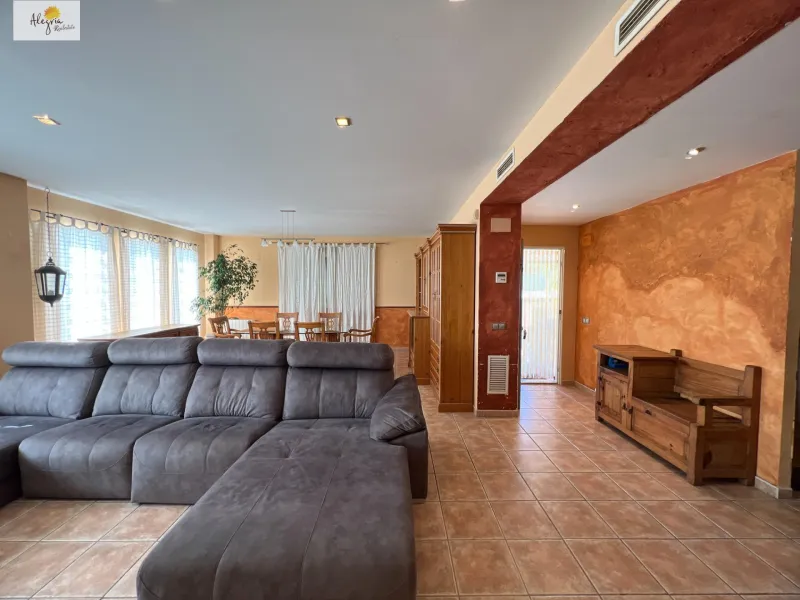 PERFECTO CHALET EN EL BOSQUE DE CHIVA