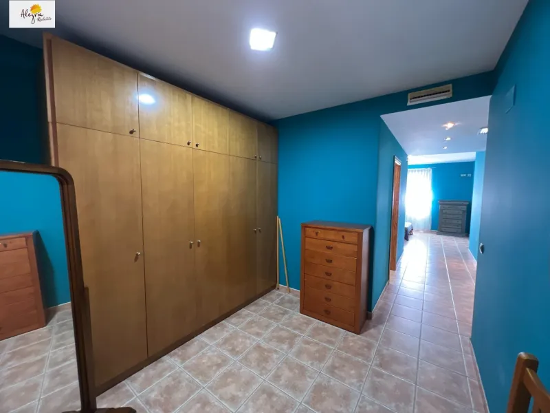 PERFECTO CHALET EN EL BOSQUE DE CHIVA