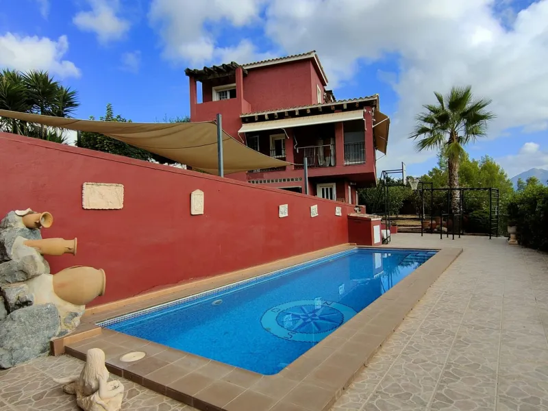 DETACHED VILLA, SPACIOUS WITH PRIVACY IN A NATURAL ENVIRONMENT IN LA NUCIA