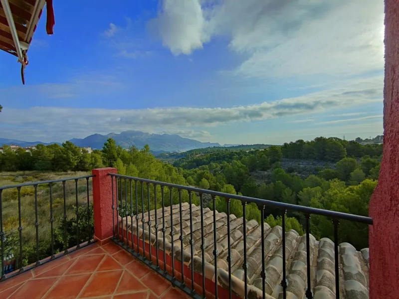 DETACHED VILLA, SPACIOUS WITH PRIVACY IN A NATURAL ENVIRONMENT IN LA NUCIA