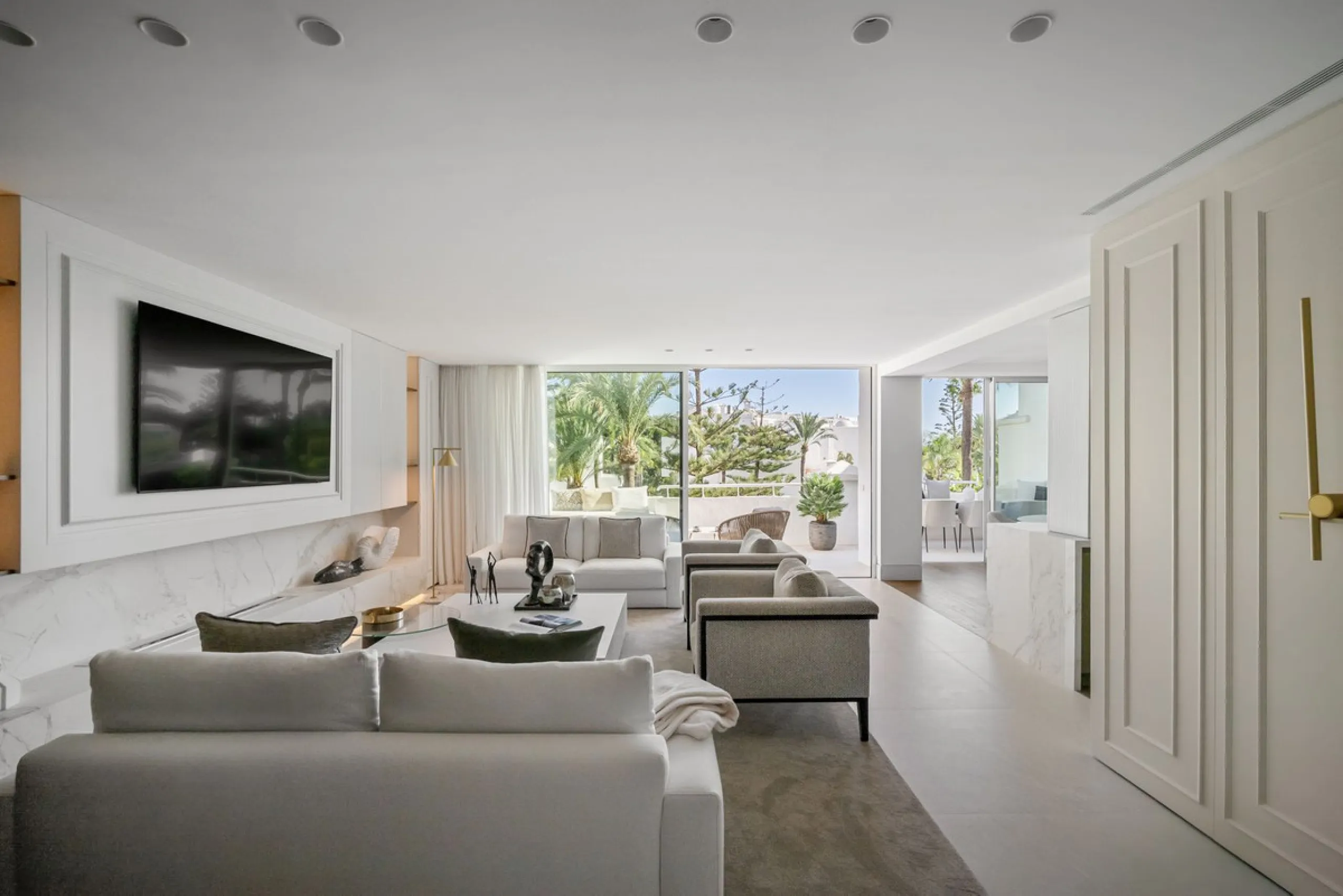 Einzigartiges, nach Süden ausgerichtetes Penthouse in erster Strandlinie – Alhambra del Mar