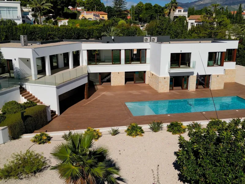 "Stunning Villa with scenic views to the sea and valle in Altea"