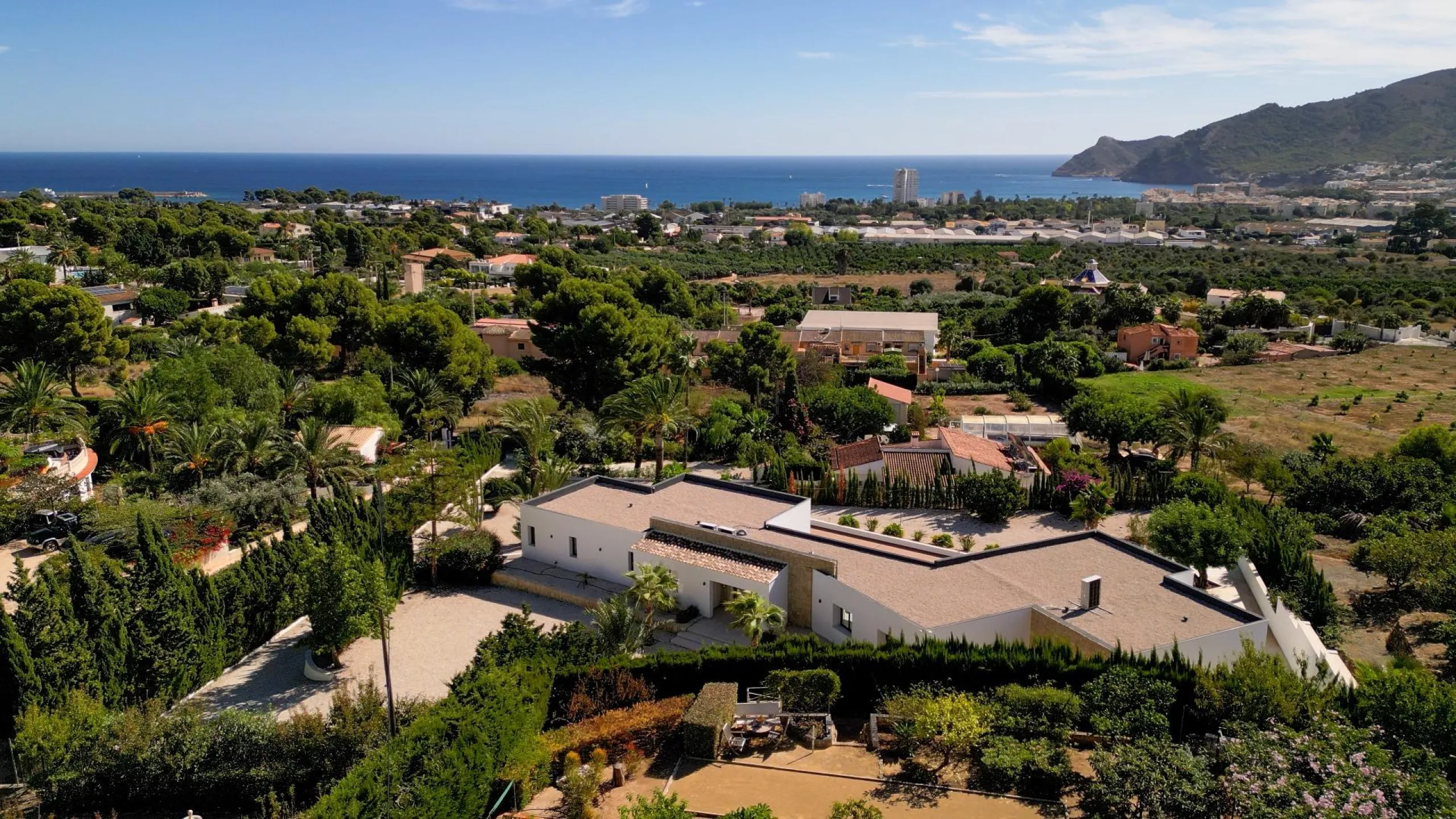"Stunning Villa with scenic views to the sea and valle in Altea"