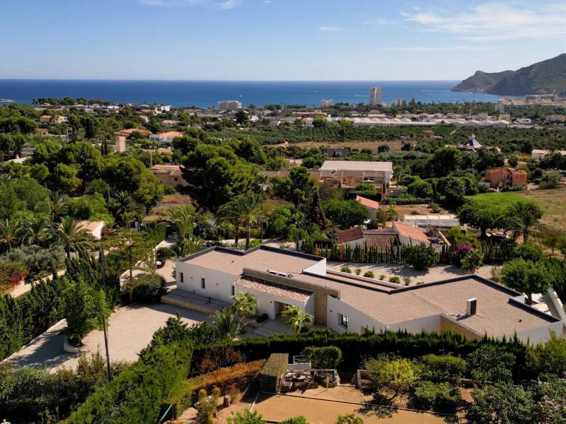 "Stunning Villa with scenic views to the sea and valle in Altea"