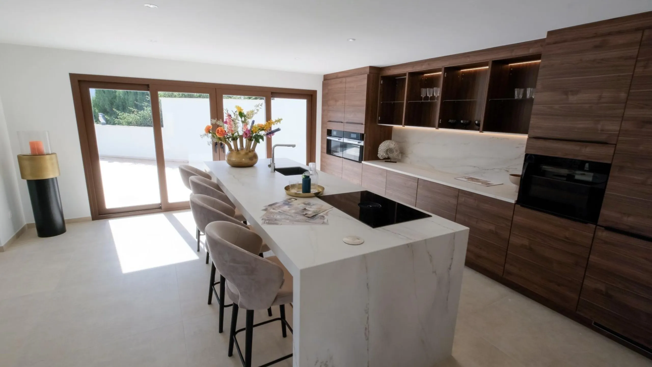 "Stunning Villa with scenic views to the sea and valle in Altea"