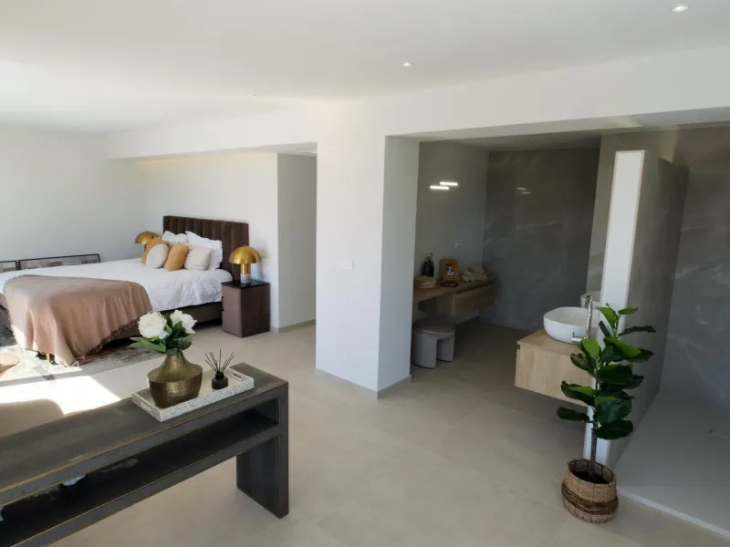 "Stunning Villa with scenic views to the sea and valle in Altea"