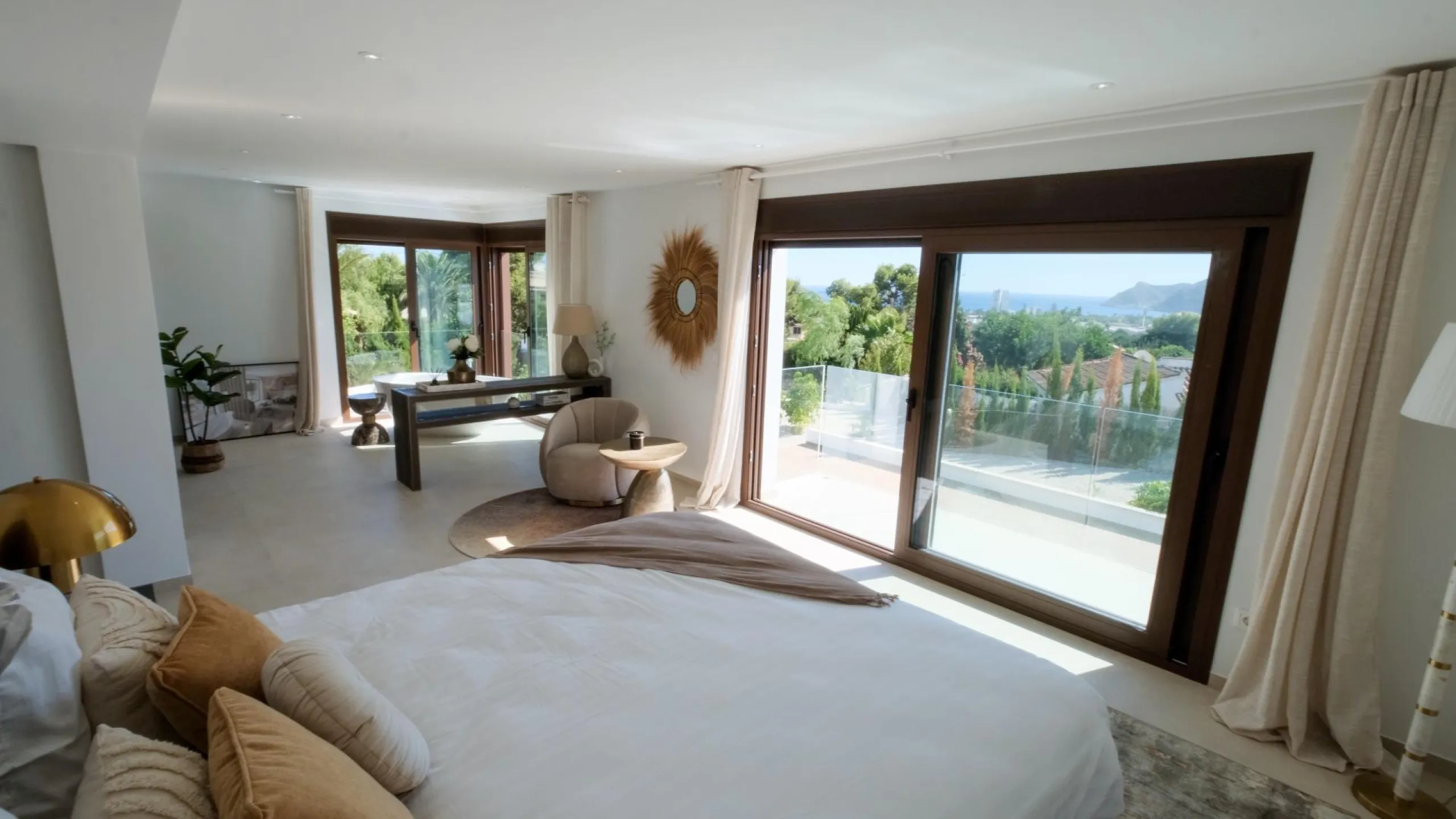 "Stunning Villa with scenic views to the sea and valle in Altea"