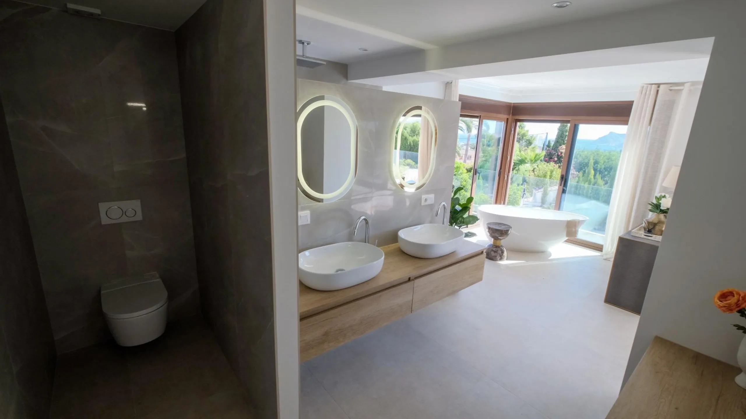 "Stunning Villa with scenic views to the sea and valle in Altea"