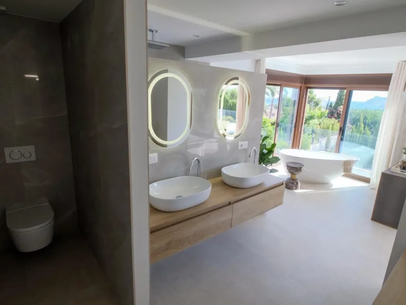 "Stunning Villa with scenic views to the sea and valle in Altea"