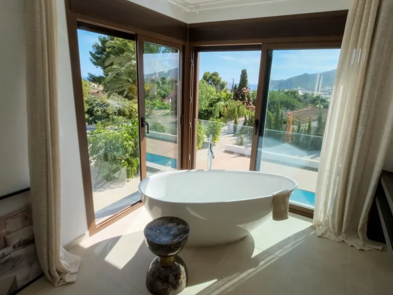 "Stunning Villa with scenic views to the sea and valle in Altea"