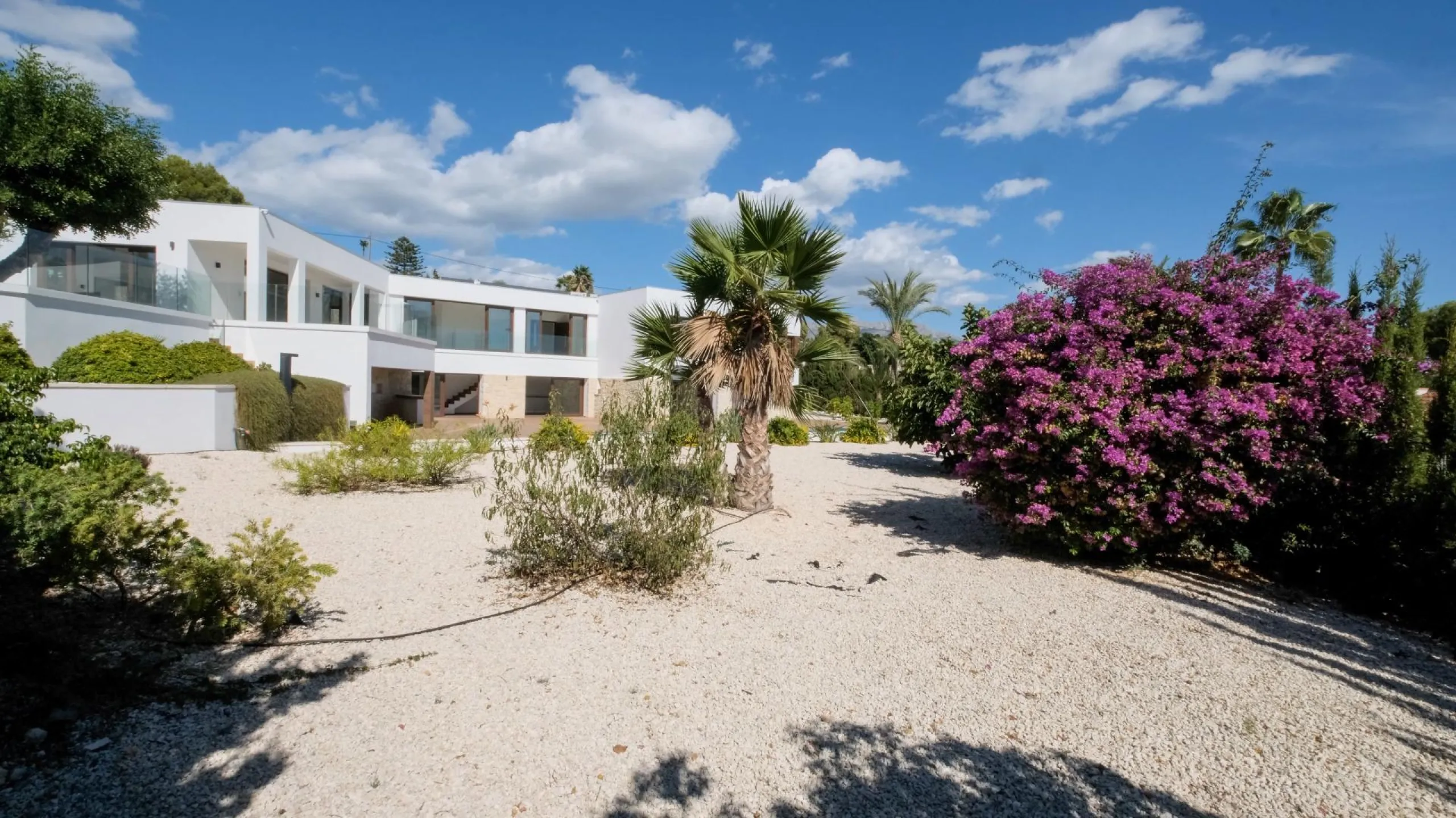 "Stunning Villa with scenic views to the sea and valle in Altea"