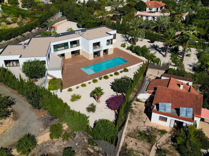 "Stunning Villa with scenic views to the sea and valle in Altea"