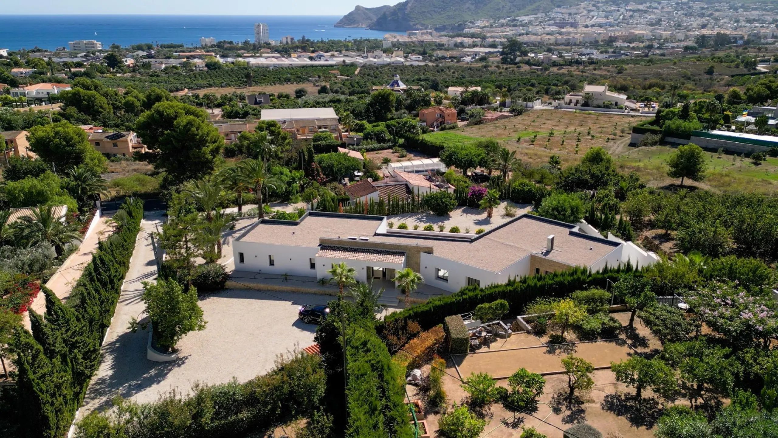 "Stunning Villa with scenic views to the sea and valle in Altea"
