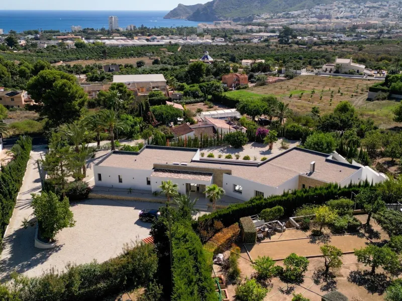 "Stunning Villa with scenic views to the sea and valle in Altea"