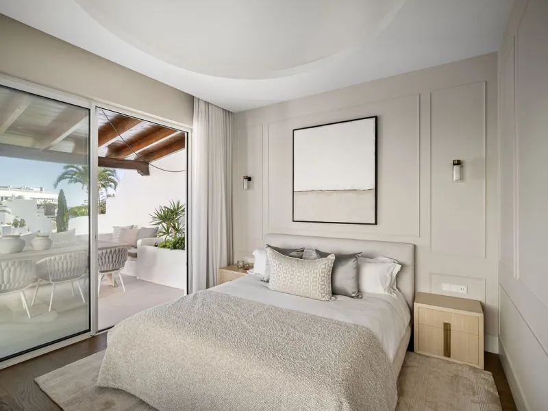 Einzigartiges, nach Süden ausgerichtetes Penthouse in erster Strandlinie – Alhambra del Mar