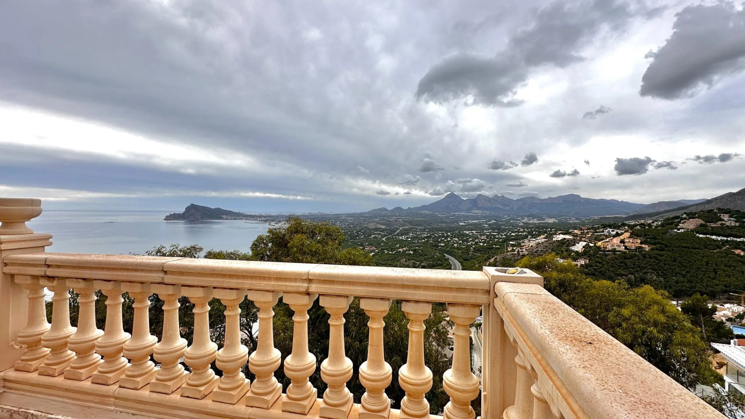 "Villa with Panoramic Views and Great Potential in Altea Hills"