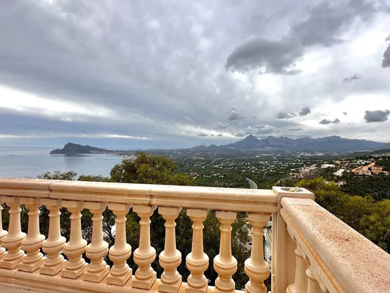 "Villa with Panoramic Views and Great Potential in Altea Hills"