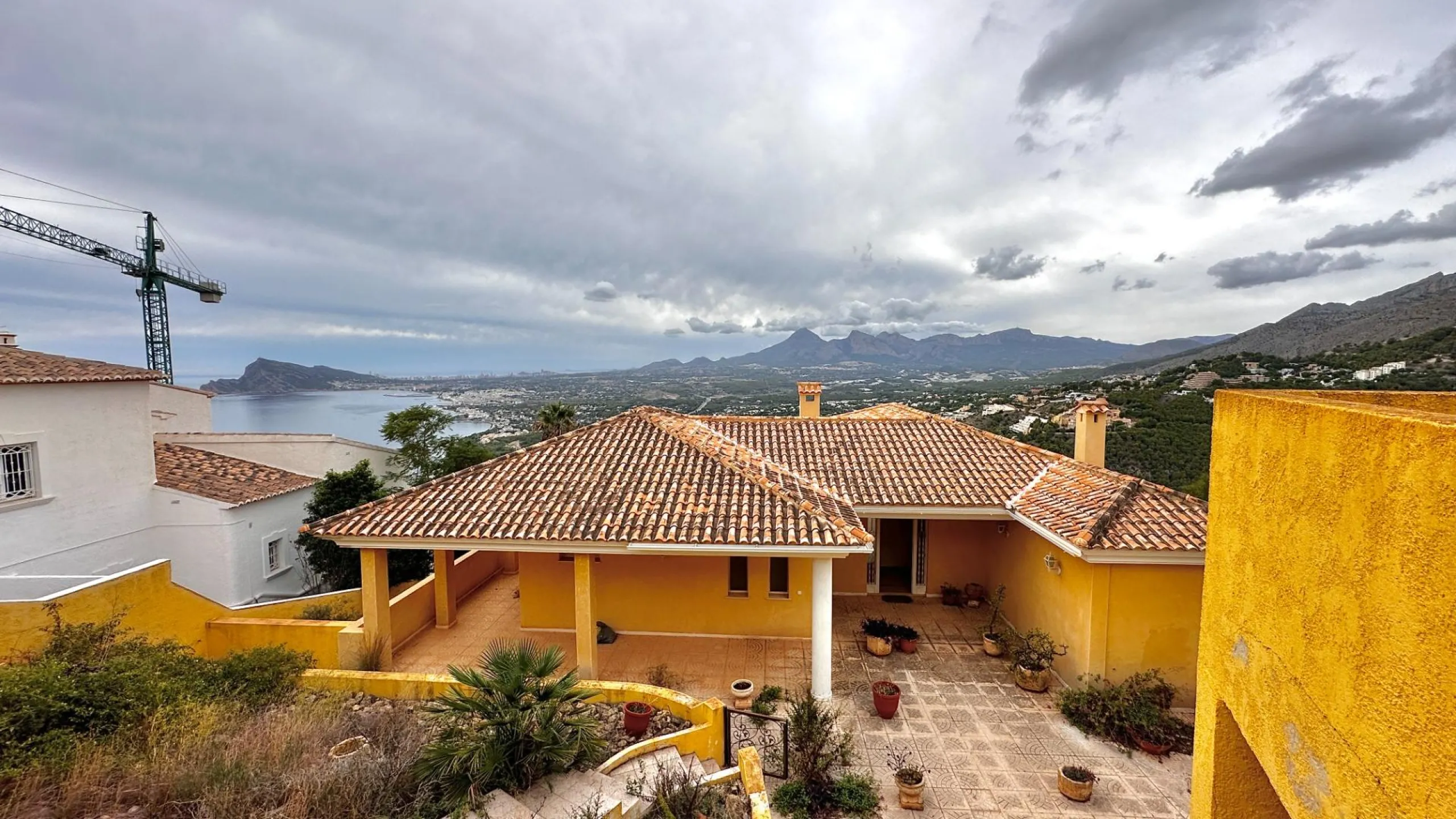 "Villa with Panoramic Views and Great Potential in Altea Hills"