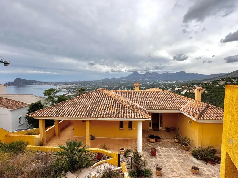 "Villa with Panoramic Views and Great Potential in Altea Hills"