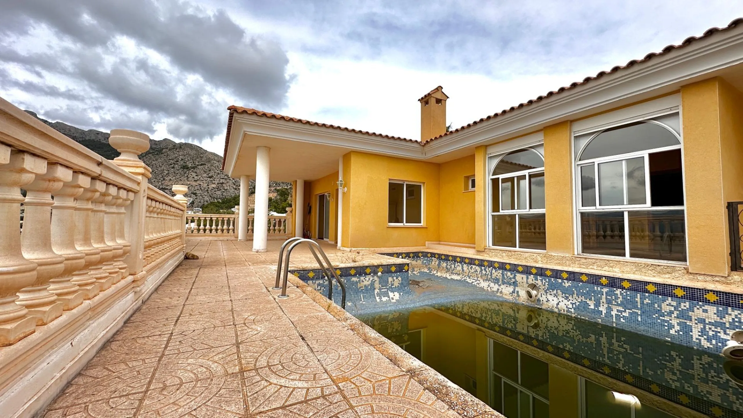 "Villa with Panoramic Views and Great Potential in Altea Hills"