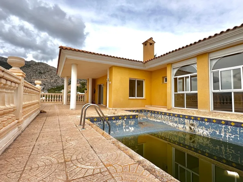 "Villa with Panoramic Views and Great Potential in Altea Hills"