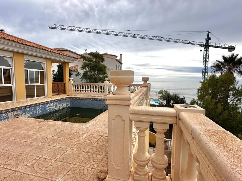"Villa with Panoramic Views and Great Potential in Altea Hills"