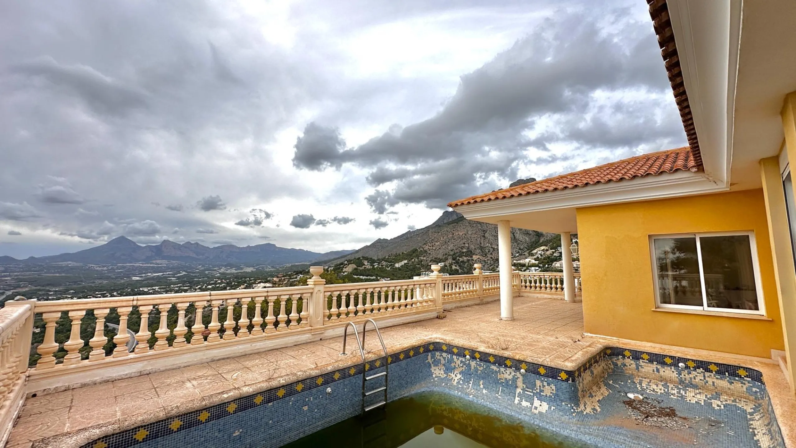 "Villa with Panoramic Views and Great Potential in Altea Hills"