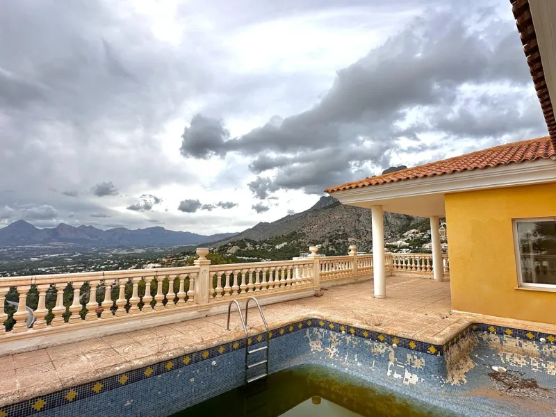 "Villa with Panoramic Views and Great Potential in Altea Hills"
