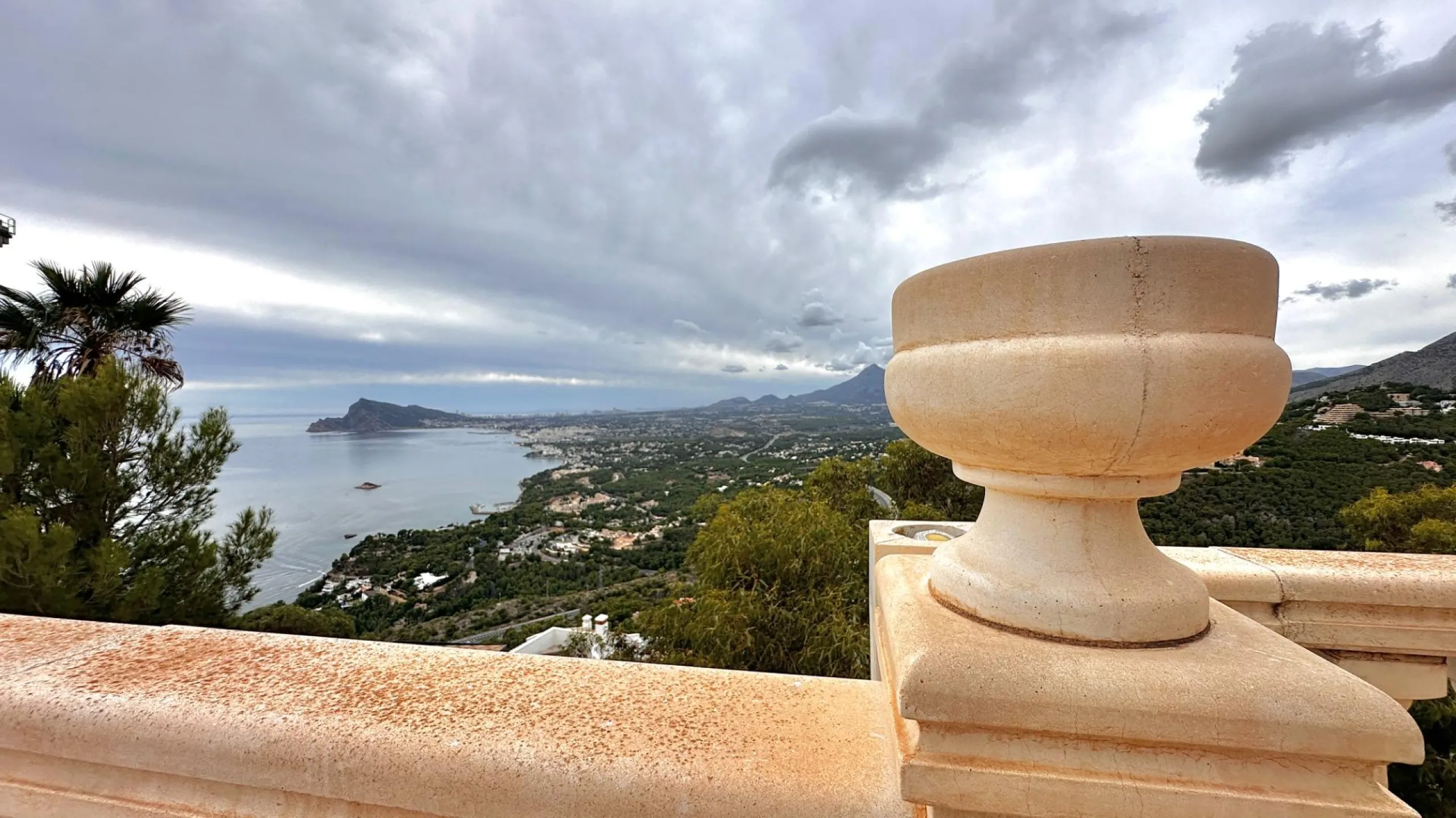 "Villa with Panoramic Views and Great Potential in Altea Hills"