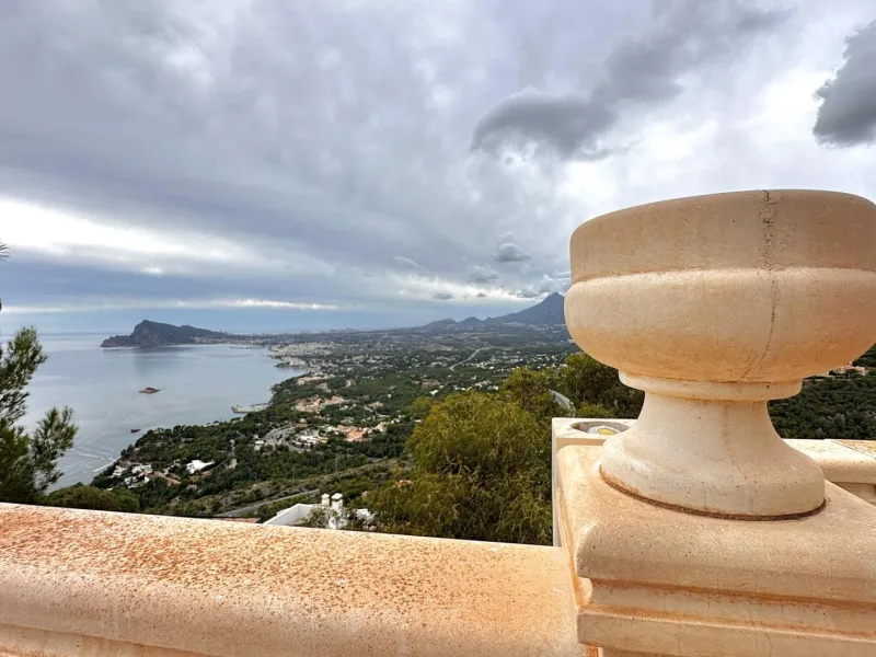 "Villa with Panoramic Views and Great Potential in Altea Hills"