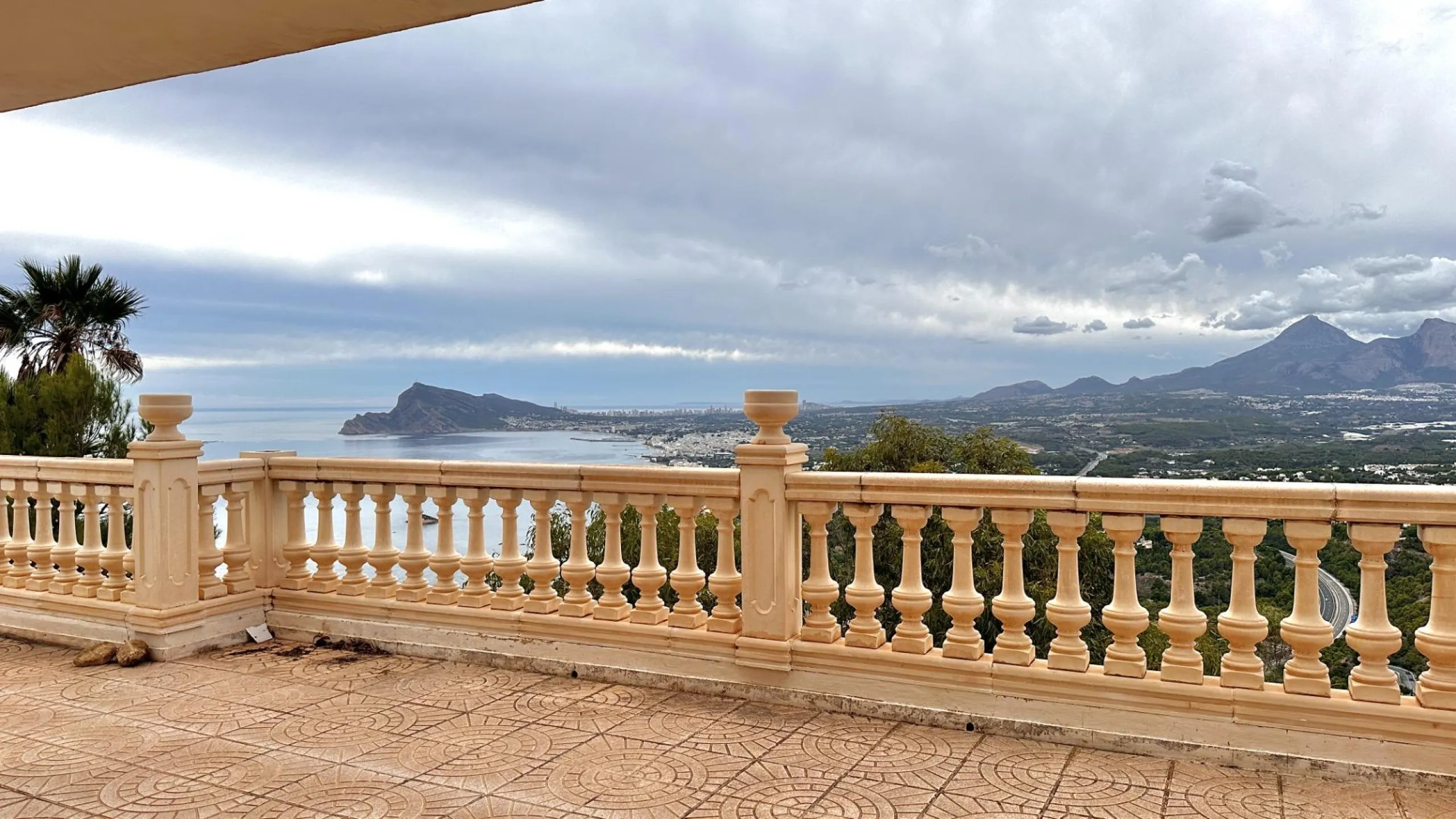 "Villa with Panoramic Views and Great Potential in Altea Hills"
